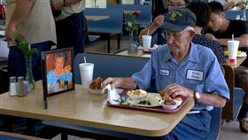 美國,普爾維斯,Clarence Purvis,妻子,照片,餐廳(WTOC Mike Cihla臉書 https://www.facebook.com/wtocmikecihla/photos/a.157217171019188.39176.152264798181092/1621692821238275/?type=3&theater)