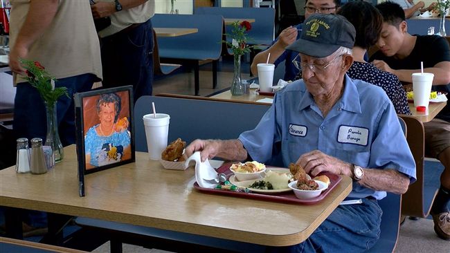 93歲翁帶亡妻照吃飯　網友熱淚盈眶