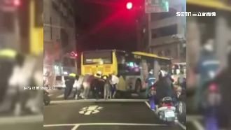 公車拋錨大塞車　下一秒看見最美風景