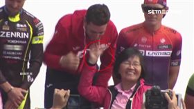 頒獎扯脖子合照？選手拍影片幫忙澄清