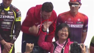 頒獎扯脖子合照？選手拍影片幫忙澄清