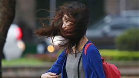 強風吹亂一頭秀髮卡努颱風外圍雲系及東北季風共伴效應影響，全台各地出現強風豪雨。北市一名路人13日傍晚走在台北街頭，突然一陣強風把秀髮吹亂。中央社記者徐肇昌攝　106年10月13日 -強風-風吹-