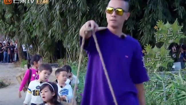 跌破眼鏡！虎爸陳小春也被她們融化了