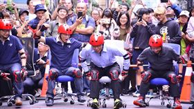 柯文哲參加文昌街辦公椅飆速活動。(主辦單位提供)