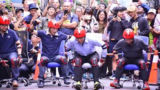 體驗辦公椅飆速　柯文哲滑太慢慘被嗆