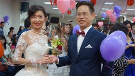 新竹縣民集團結婚　縣長女兒也參與新竹縣政府21日舉辦集團結婚活動，共36對新人喜結良緣，其中新竹縣長邱鏡淳的女兒邱采綺（前左）也與新郎謝錦榮（前右）參加，完成人生大事。中央社記者魯鋼駿攝　106年10月21日