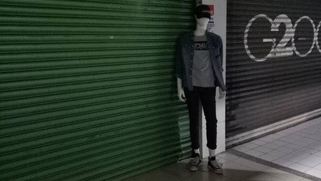 型男模特深夜曬街拍帥照　網：超邊緣