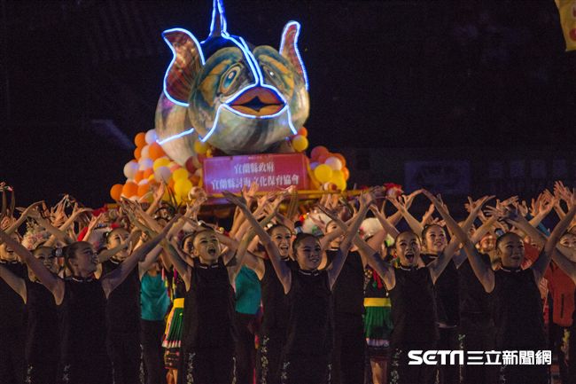 ▲106年全國運動會開幕典禮，表演中的鯖魚為亮點之一。（圖／記者蔡宜瑾攝影）