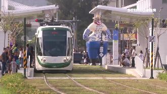 輕軌開到這就卡卡　全因巨大變形金剛