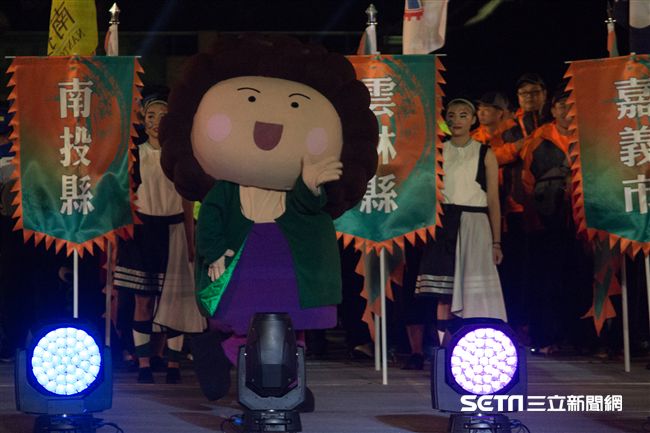 ▲106年全國運動會開幕典禮，高雄代表隊市長「花媽」。（圖／記者蔡宜瑾攝影）