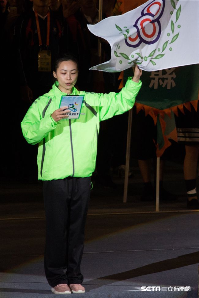 ▲106年全國運動會開幕典禮，長拳選手余芷萱代表運動員宣誓。（圖／記者蔡宜瑾攝影）