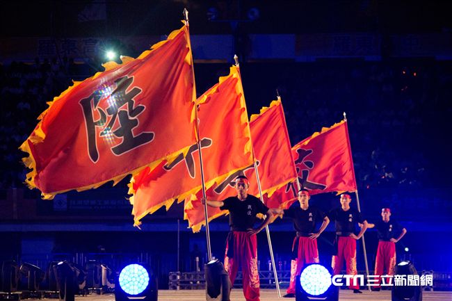 ▲106年全國運動會開幕典禮，陸軍專校戰鼓隊表演。（圖／記者蔡宜瑾攝影）