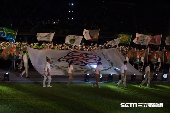 ▲106年全國運動會開幕典禮，會旗入場。（圖／記者蔡宜瑾攝影）