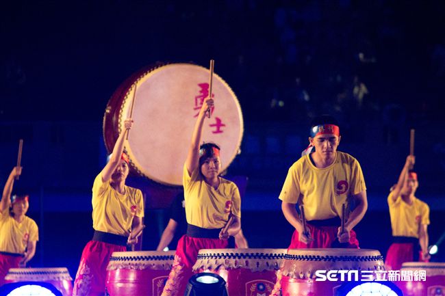 ▲106年全國運動會開幕典禮，陸軍專校戰鼓隊表演。（圖／記者蔡宜瑾攝影）
