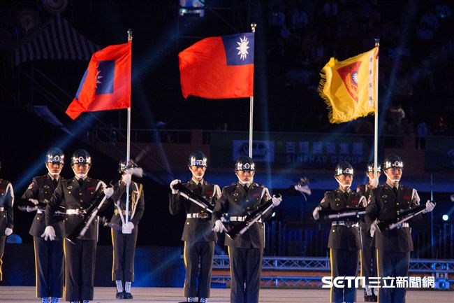 ▲106年全國運動會開幕典禮，陸軍學校表演。（圖／記者蔡宜瑾攝影）