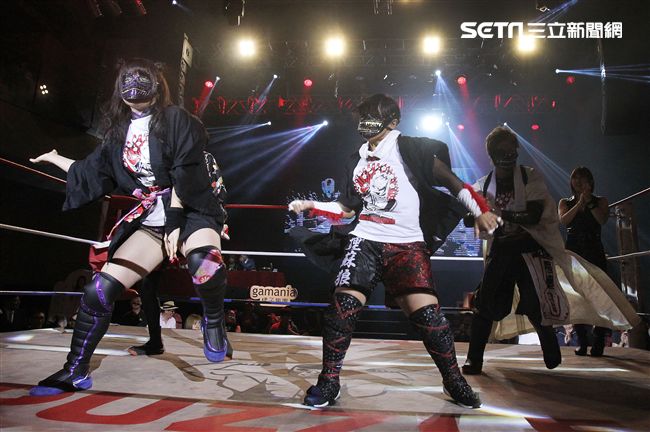 台灣史上第一次日本女子摔角聯盟StardomVS大江戶隊，6人大混戰。（記者邱榮吉/攝影）