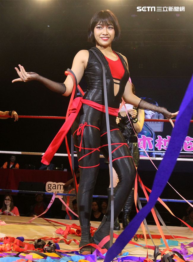 台灣史上第一次日本女子摔角聯盟StardomVS大江戶隊，6人大混戰。（記者邱榮吉/攝影）