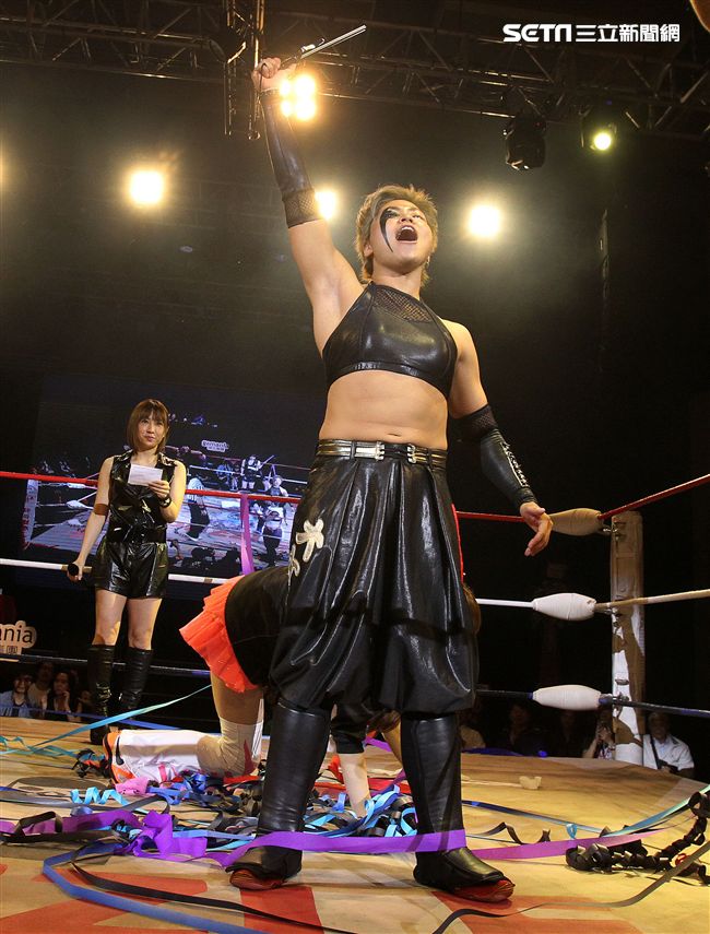 台灣史上第一次日本女子摔角聯盟StardomVS大江戶隊，6人大混戰。（記者邱榮吉/攝影）