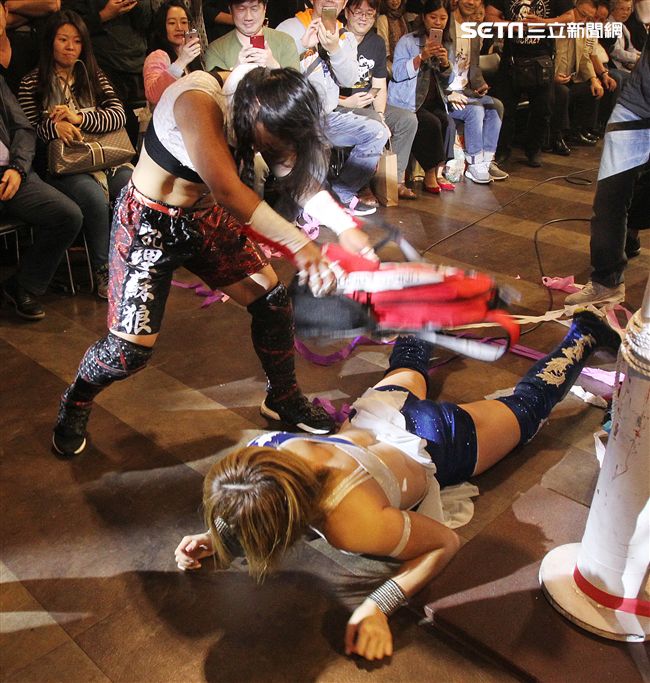 台灣史上第一次日本女子摔角聯盟StardomVS大江戶隊，6人大混戰。（記者邱榮吉/攝影）