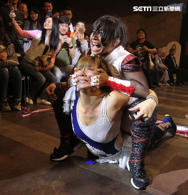 台灣史上第一次日本女子摔角聯盟StardomVS大江戶隊，6人大混戰。（記者邱榮吉/攝影）