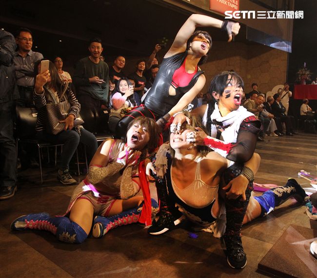 台灣史上第一次日本女子摔角聯盟StardomVS大江戶隊，6人大混戰。（記者邱榮吉/攝影）