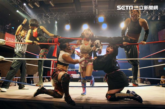 台灣史上第一次日本女子摔角聯盟StardomVS大江戶隊，6人大混戰。（記者邱榮吉/攝影）
