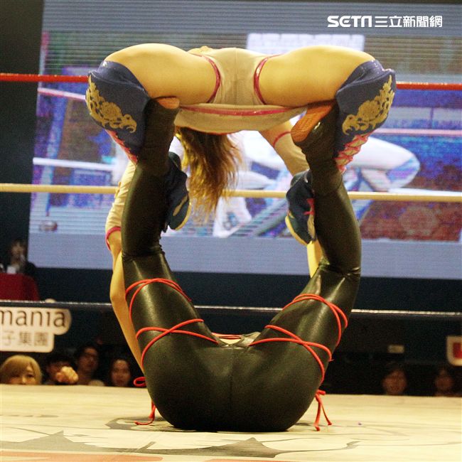 台灣史上第一次日本女子摔角聯盟StardomVS大江戶隊，6人大混戰。（記者邱榮吉/攝影）