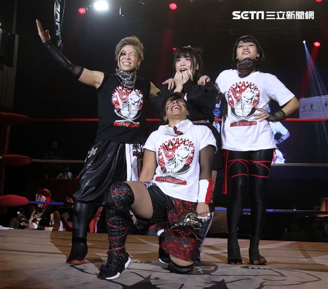 台灣史上第一次日本女子摔角聯盟StardomVS大江戶隊，6人大混戰。（記者邱榮吉/攝影）