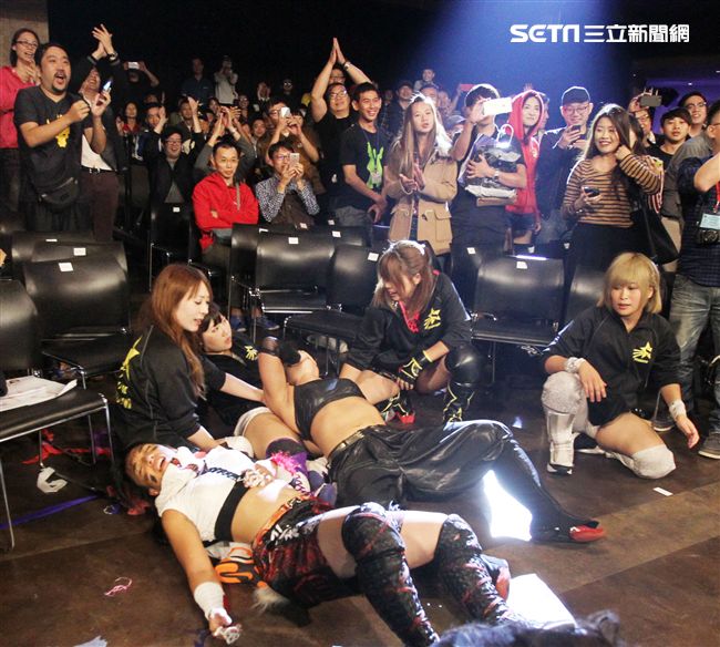 台灣史上第一次日本女子摔角聯盟StardomVS大江戶隊，6人大混戰。（記者邱榮吉/攝影）