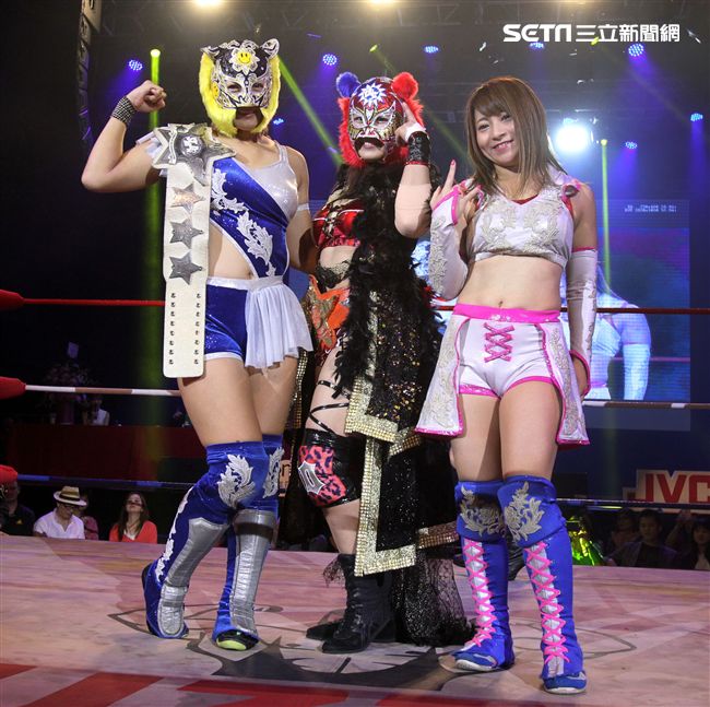 台灣史上第一次日本女子摔角聯盟StardomVS大江戶隊，6人大混戰。（記者邱榮吉/攝影）