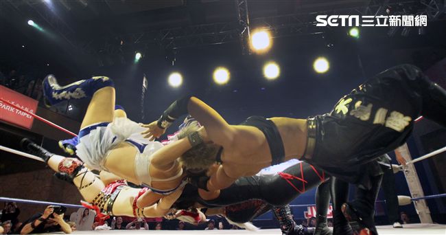 台灣史上第一次日本女子摔角聯盟StardomVS大江戶隊，6人大混戰。（記者邱榮吉/攝影）