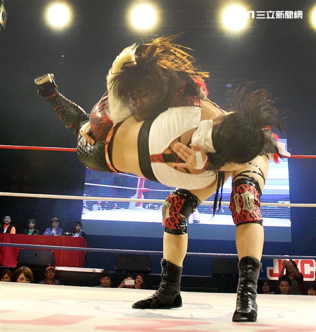 台灣史上第一次日本女子摔角聯盟StardomVS大江戶隊，6人大混戰。（記者邱榮吉/攝影）
