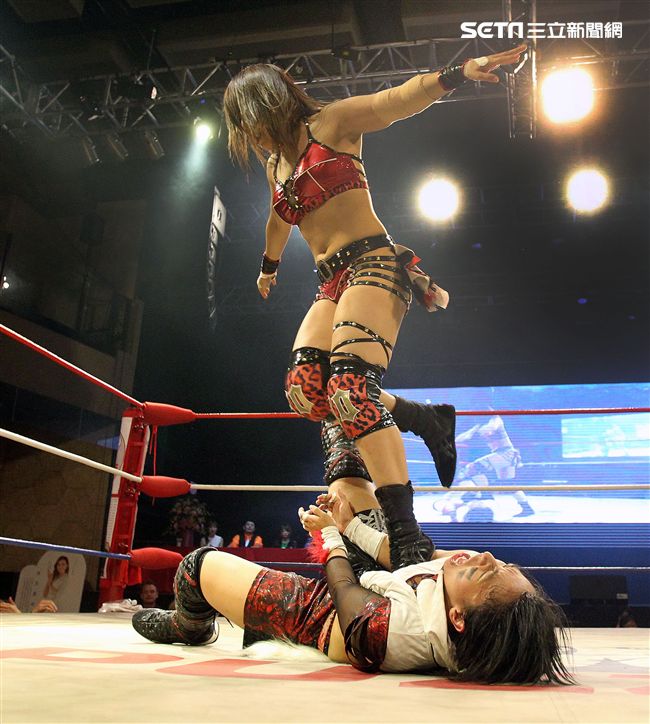 台灣史上第一次日本女子摔角聯盟StardomVS大江戶隊，6人大混戰。（記者邱榮吉/攝影）