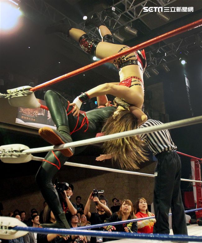台灣史上第一次日本女子摔角聯盟StardomVS大江戶隊，6人大混戰。（記者邱榮吉/攝影）