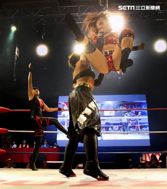 台灣史上第一次日本女子摔角聯盟StardomVS大江戶隊，6人大混戰。（記者邱榮吉/攝影）