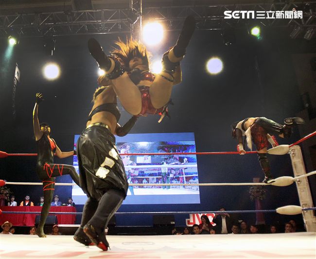 台灣史上第一次日本女子摔角聯盟StardomVS大江戶隊，6人大混戰。（記者邱榮吉/攝影）