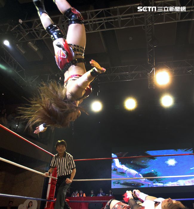 台灣史上第一次日本女子摔角聯盟StardomVS大江戶隊，6人大混戰。（記者邱榮吉/攝影）
