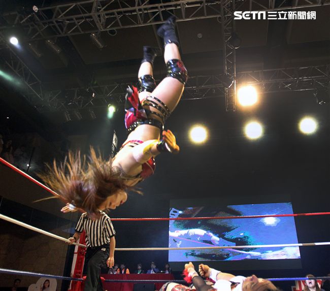 台灣史上第一次日本女子摔角聯盟StardomVS大江戶隊，6人大混戰。（記者邱榮吉/攝影）