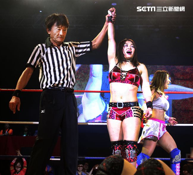 台灣史上第一次日本女子摔角聯盟StardomVS大江戶隊，6人大混戰。（記者邱榮吉/攝影）