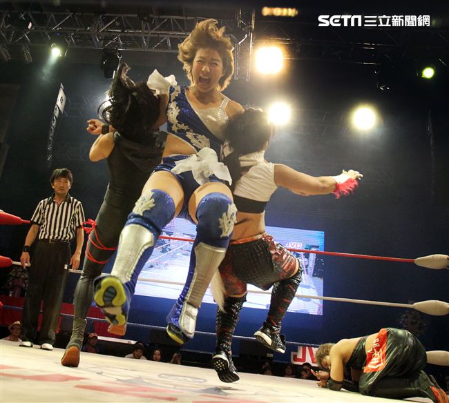 台灣史上第一次日本女子摔角聯盟StardomVS大江戶隊，6人大混戰。（記者邱榮吉/攝影）