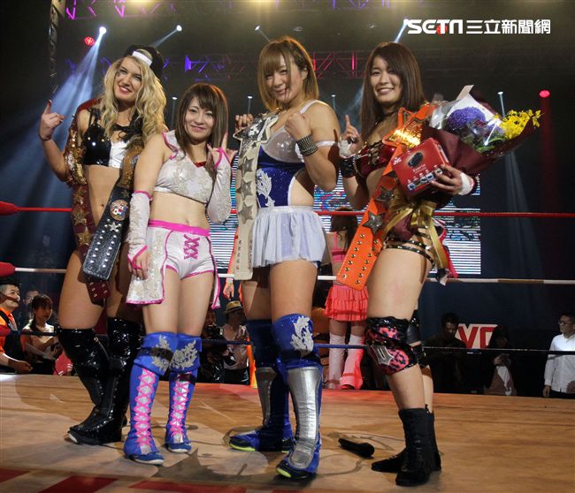 台灣史上第一次日本女子摔角聯盟StardomVS大江戶隊，6人大混戰。（記者邱榮吉/攝影）