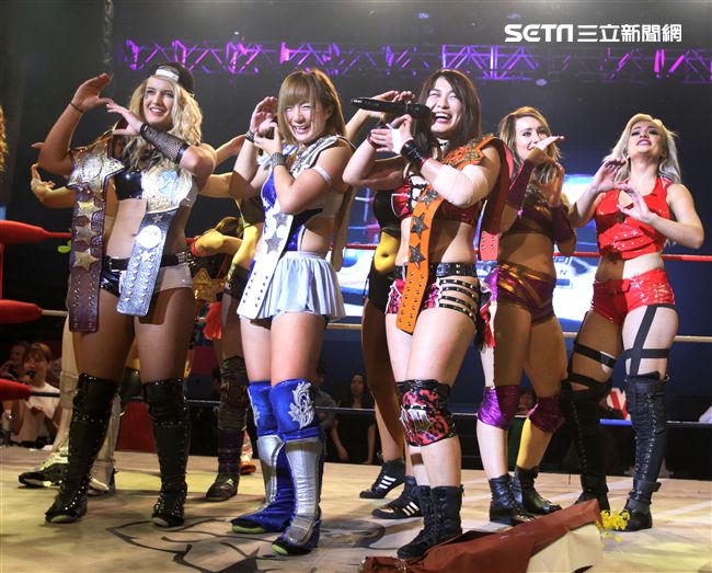 台灣史上第一次日本女子摔角聯盟StardomVS大江戶隊，6人大混戰。（記者邱榮吉/攝影）