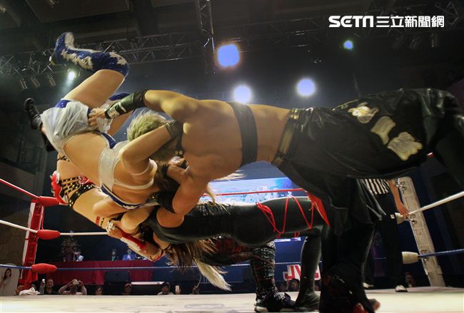 台灣史上第一次日本女子摔角聯盟StardomVS大江戶隊，6人大混戰。（記者邱榮吉/攝影）