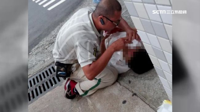 男童闖紅燈遭撞飛　宅配員跪著急救援