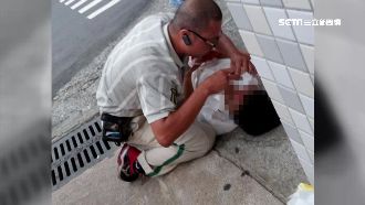 男童闖紅燈遭撞飛　宅配員跪著急救援