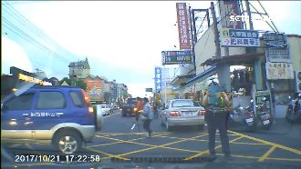 好意讓前車先行　他卻遭警察拍照開單