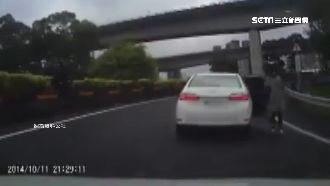 驚見大膽女！匝道口突這舉動駕駛全傻