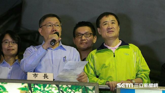 綁樁搶先機？柯凌晨4時和攤商博感情