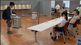 日本投票所規定最少要2名監票員才能投票（圖／翻攝自推特）