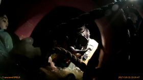 員警賴欽文奮不顧身跳進水中救援。（圖／翻攝畫面）